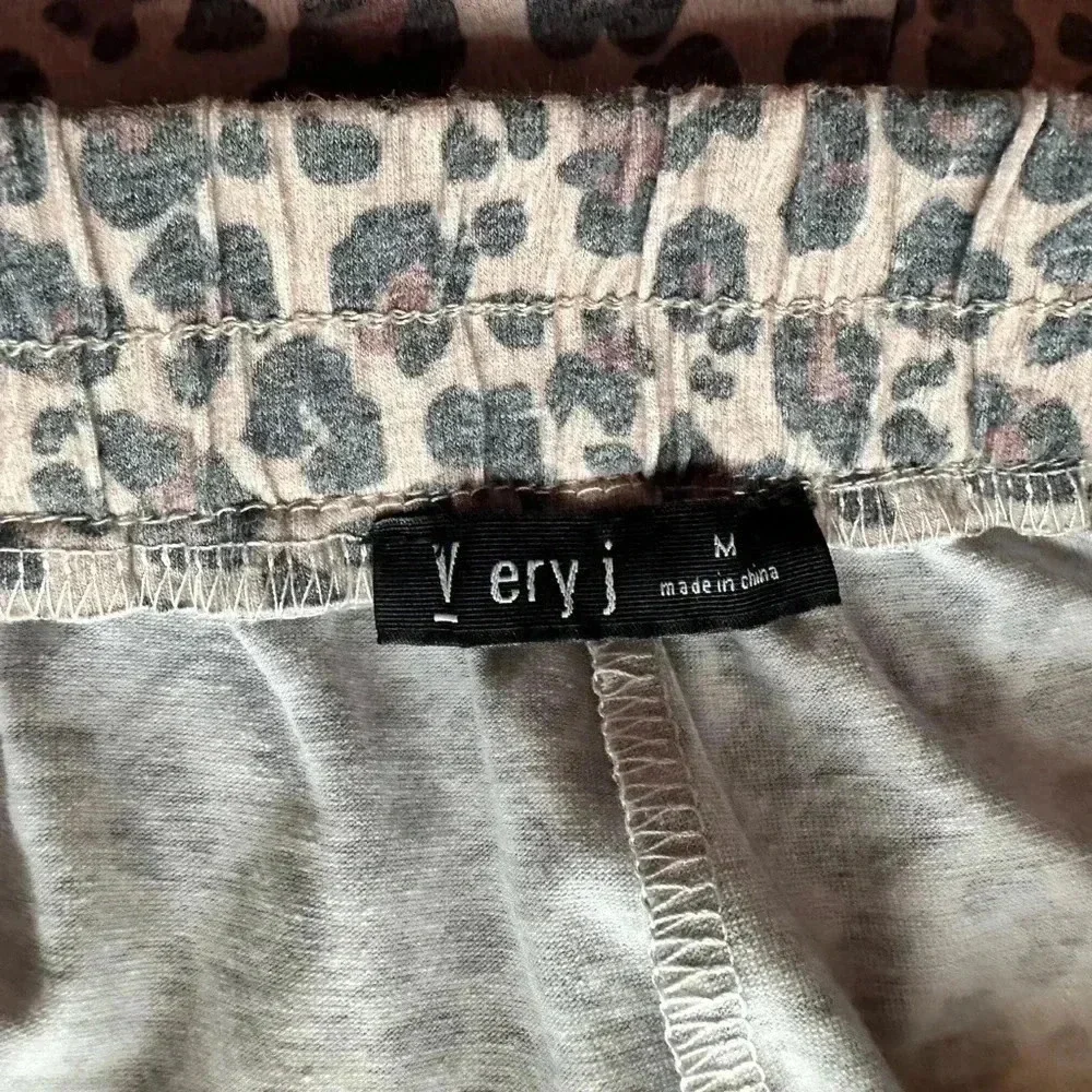 Very J leopard print shorts, size medium - Picture 2 of 3